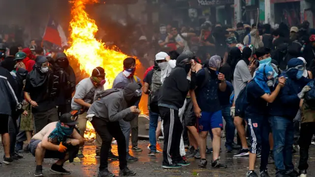 fuego en chile durante manifestaciones.