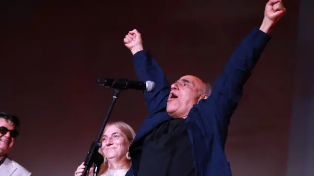 امیر نادری جایزه خود را به کارگردانان جوان ایرانی به ویژه خوزستانی‌ها و آبادانی‌ها تقدیم کرد.