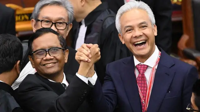 Calon presiden dan calon wakil presiden nomor urut 3 Ganjar Pranowo (kanan) dan Mahfud MD (kiri) 