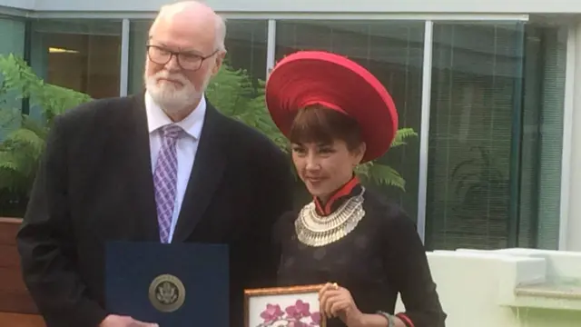 Jenny Đỗ khi được tuyên dương lần thứ 2 là Trailblazer Award Recipient - California Woman of The Year 2016 (Khu 15). Bên trái là Thượng Nghị Sĩ California Jim Beall