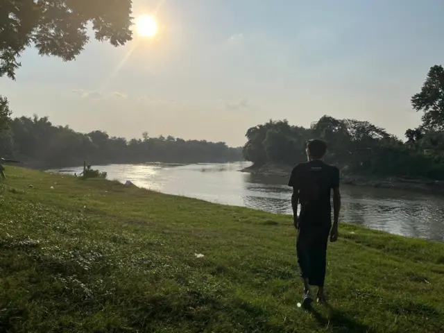 Djagad Pramudjito sedang berjalan di tepi Bengawan Solo