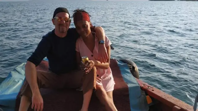 亚历克斯·普莱斯(Alex Price;左)与妻子艾格尼丝(Agnes;右)