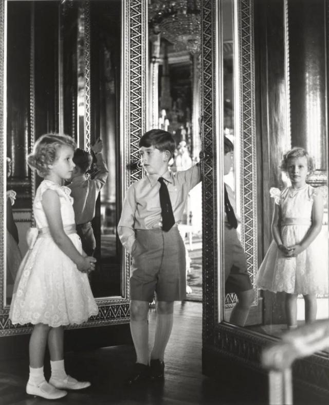 Uma jovem princesa Anne e o rei Charles, fotografados por Lord Snowdon como parte de uma série para marcar o oitavo aniversário do príncipe