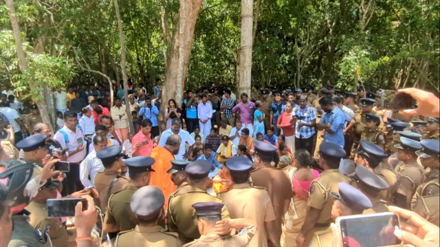 தமிழர்கள் வழிபாடுகளுக்குச் சென்ற சந்தர்ப்பத்தில் அங்கிருந்த சிங்கள பௌத்த மக்கள் எதிர்ப்பை தெரிவித்தனர்