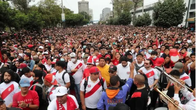 Hinchas en Lima miran el partido