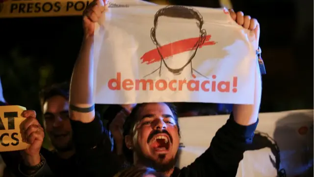 Centenares de independentistas se congregaron frente al Parlamento catalán para reclamar por el encarcelamiento de los exconsejeros del gobierno de la comunidad.