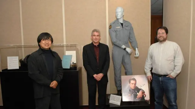 ছবিতে নভোচারীদের পরা একটি স্পেস-স্যুট