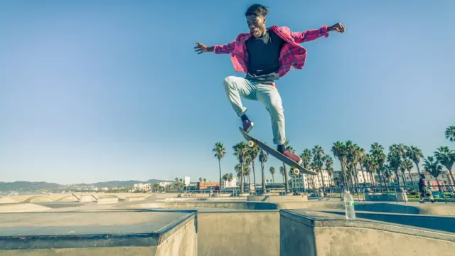 Un muchacho monta patineta en California