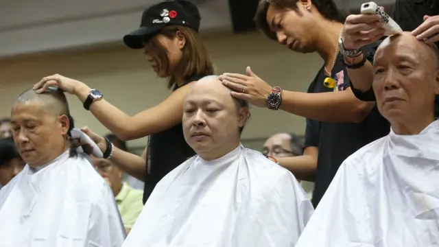 三人剃發以表決心。