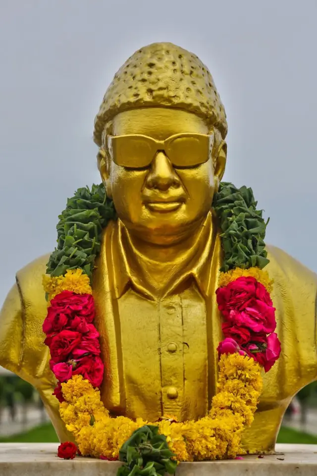 எம் ஜி ஆர் சிலை