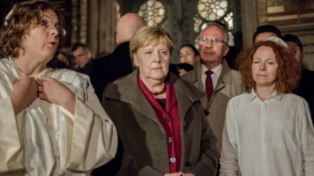 Almanya Başbakanı Angela Merkel, Berlin'in merkez sinagogunda kurbanlar için yapılan anma törenine katıldı.