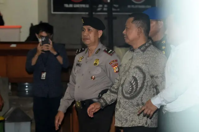 Tersangka yang merupakan mantan Jaksa Agung Muda Tindak Pidana Khusus (Jampidsus) Febrie Adriansyah (kanan) dikawal menuju Rutan Cabang KPK, di Gedung Merah Putih KPK, Jakarta, Jumat (24/7).