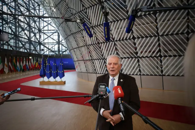 جوزپ بورل گفت که اتحادیه اروپا به هدف قرار دادن «آنها که در این جنگ بی‌رحمانه» دست دارند، ادامه خواهد داد