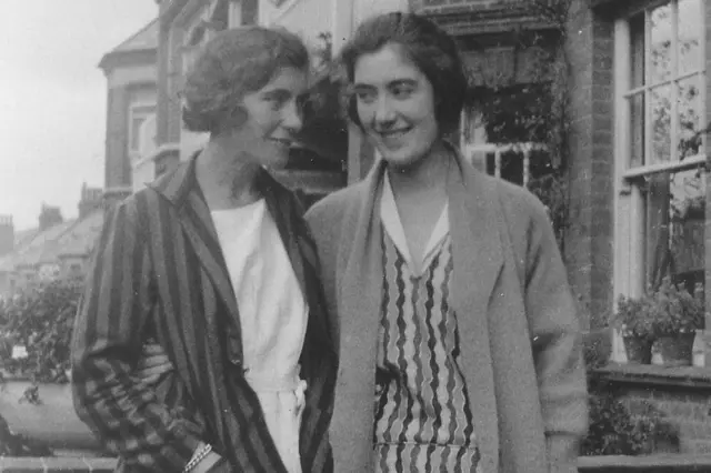 Edith (sağda) kız kardeşi Avis ile 