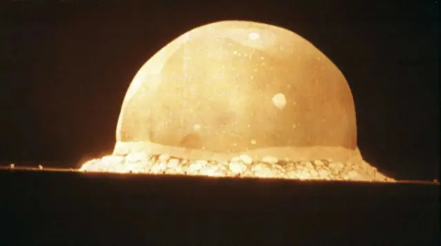 Атомдук куралдын алгачкы сыноодон өтүшү илимдин жаңы дүркүрөгөн өсүш дооруна жол ачты 