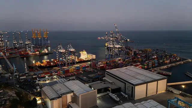 Ambarlı Limanı'ndaki bir konteyner depolama alanı.