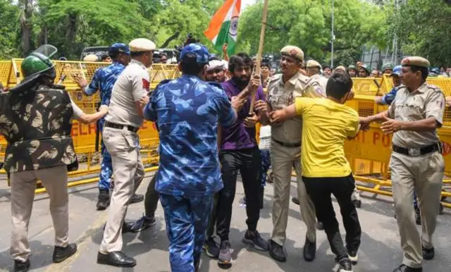 પહેલવાનો સાથે ઘર્ષણ