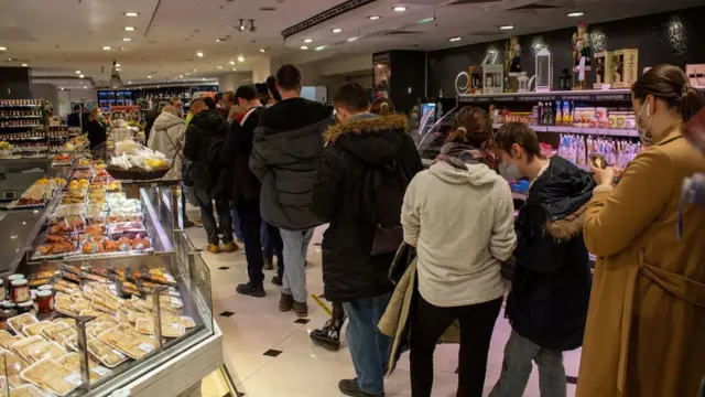 মস্কোর এক সুপারমার্কেটের এটিএম থেকে ডলার তোলার জন্য পাবলিকের লাইন