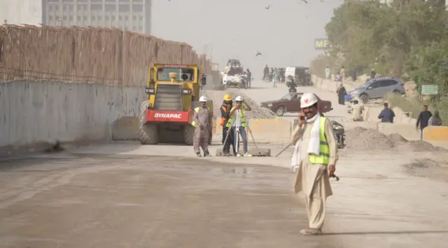 سندھ ہائی کورٹ نے حکومت پر واضح کر دیا ہے بی آر ٹی کی تعمیر کے نتیجے میں یونیورسٹی روڈ پر ٹریفک کی روانی متاثر نہیں ہونی چاہیے۔