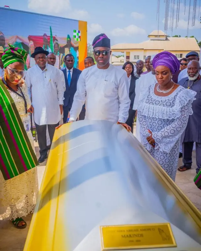 Gomina Seyi makinde n dagbere fun iya rẹ