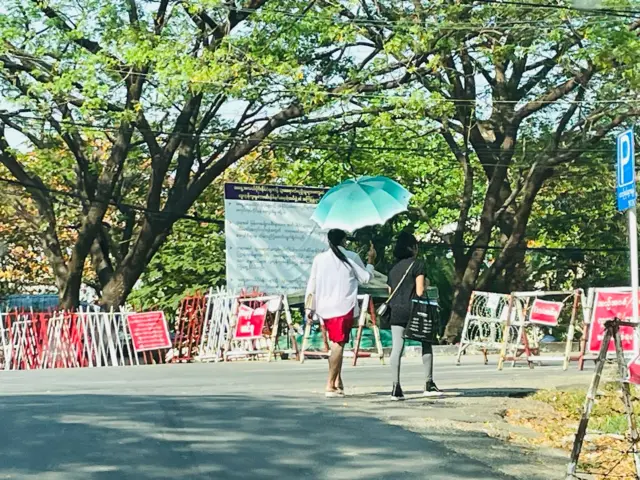 အွန်လိုင်းစနစ်သစ်စတင်ခွင့်ပြုသည့် ဖေဖော်ဝါရီ ၂၄ ရက်က ရန်ကုန်မြို့က နိုင်ငံကူးလက်မှတ်ထုတ်ပေးရေးရုံးဝန်းကျင်ကိုတွေ့ရစဥ်။
