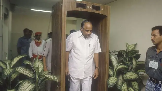 खैरनारांनी थेट तत्कालिन मुख्यमंत्री शरद पवारांवर आरोप केले.