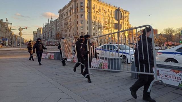 Сотрудники полиции обносят забором Пушкинскую площадь в Москве
