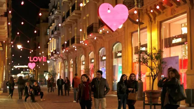 黎巴嫩首都贝鲁特市中心为情人节挂上心形和英语"LOVE"的灯饰