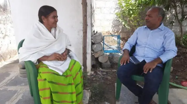 बीबीसीचे प्रतिनिधी रोहित वेमुलाच्या आईसोबत 