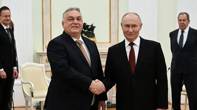 Prezydent Rosji Władimir Putin i premier Węgier Viktor Orban podają sobie ręce podczas spotkania na Kremlu w Moskwie, 28 listopada 2025 r. 