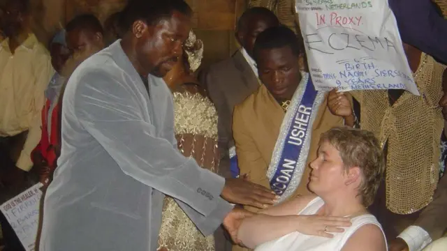 جوشوا يعالج مريضة