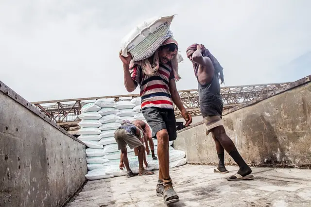 ગુજરાતમાં ખાતર, ખેતી, બીબીસી ગુજરાતી, મગફળી, કપાસ, જીરું, ગુજરાતના પાકો