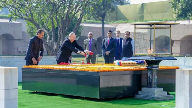 রাজঘাটে মোহনদাস করমচাঁদ গান্ধীর সমাধিতে মি. পুতিন
