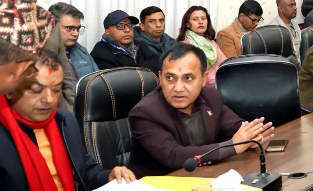 निर्वाचन आयोगमा गगन थापा र विश्वप्रकाश शर्मा