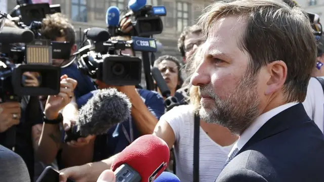 Fransız avukat Patrice Spinosi, Danıştay dışında gazetecilere konuşuyor ve mahkeme kararına uymayan belediyeler hakkında yasal işlem başlatılacağını söylüyor.