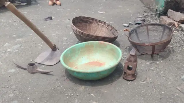 கடனில் சிக்கியிருந்த தொழிலாளிக்கு அடித்த ஜாக்பாட் :   8 மில்லியன் மதிப்புள்ள வைரத்தை தோண்டி எடுத்த ஆச்சர்யம்