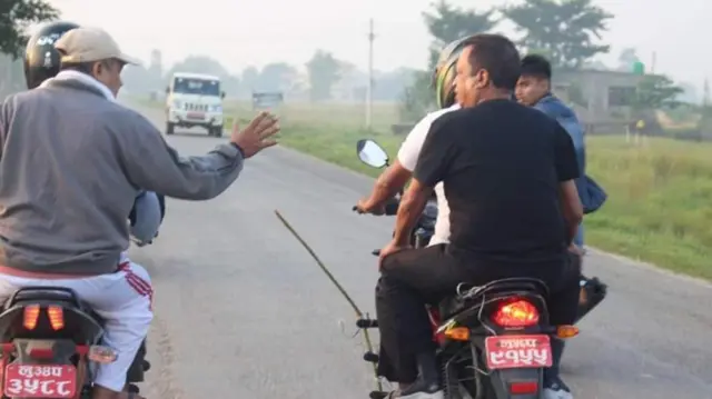 मत माग्दै नेताहरू