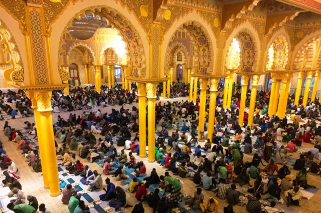 Les musulmans se rassemblent pour le premier iftar du mois sacré du Ramadan à la plus grande mosquée d'Afrique de l'Ouest, Massalikoul Djinane, à Dakar, au Sénégal, le 02 mars 2025.