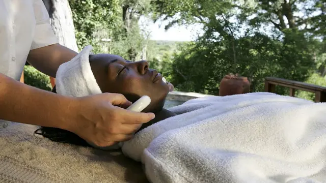 Woman wey dey collect massage