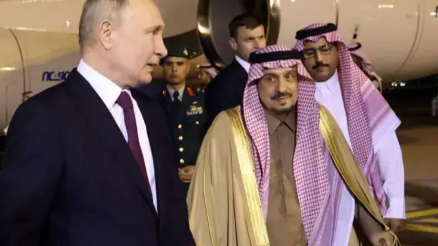 ரஷ்ய அதிபர் விளாடிமிர் புதினுடன் செளதி அரேபிய குழு