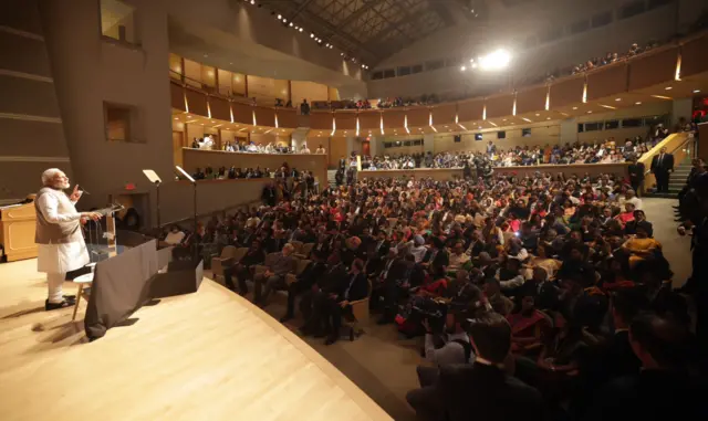 प्रधानमंत्री नरेंद्र मोदी