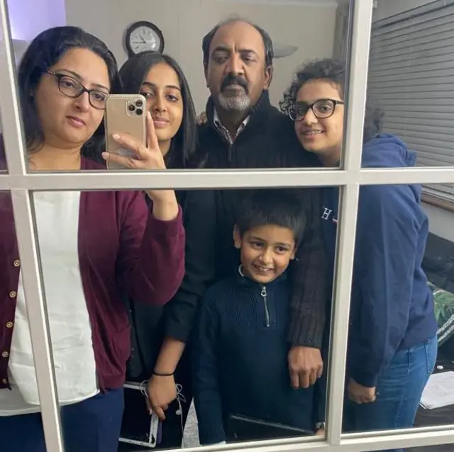 ماہ نور چیمہ اپنی فیملی کے ساتھ