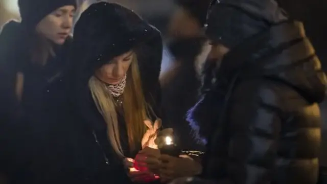 Александров номидаги қуролли кучлари ансамблининг Москвадаги биноси ташқарисида марҳумлар хотираси ёд этилмоқда