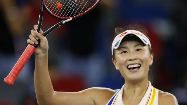 Peng Shuai, uma jovem chinesabwin bonus casinocabelo preso com uma raquete na mão