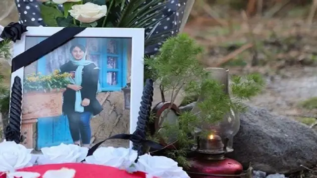 رومینا در گورستان ده نزدیک خانه‌شان دفن شده است