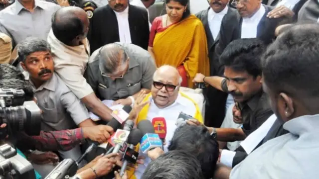 પત્રકારો સાથે વાત કરી રહેલા મુથુવેલ કરુણાનિધિનો ફાઈલ ફોટોગ્રાફ