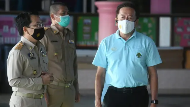 พ.ต.อ. จรุงวิทย์ ภุมมา เลขาธิการค กกต. ตรวจเยี่ยมหน่วยเลือกตั้งในมหาชัย