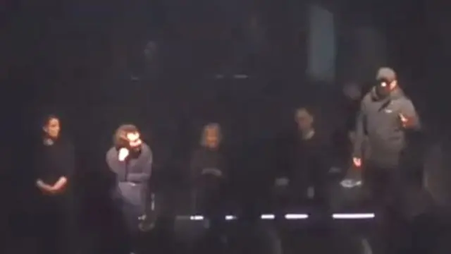 Сотрудник полиции на сцене во время спектакля