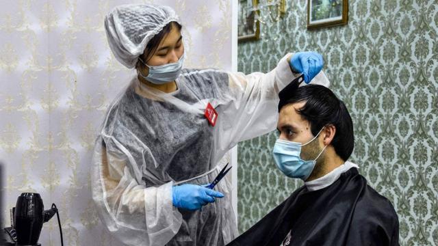 为了防疫，剪头发也受到很多限制（Getty Images）