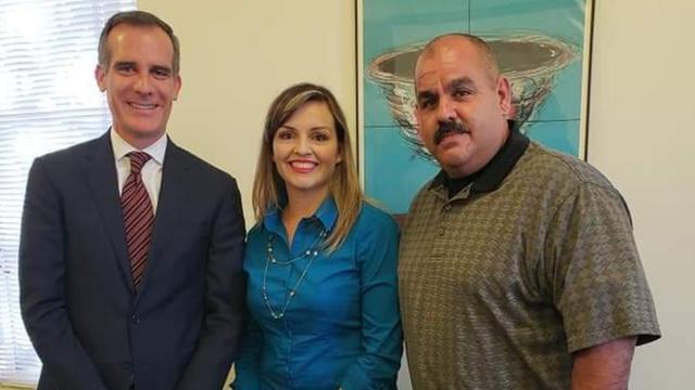 Manny Flores junto al alcalde de Los Ángeles, Eric Garcetti.